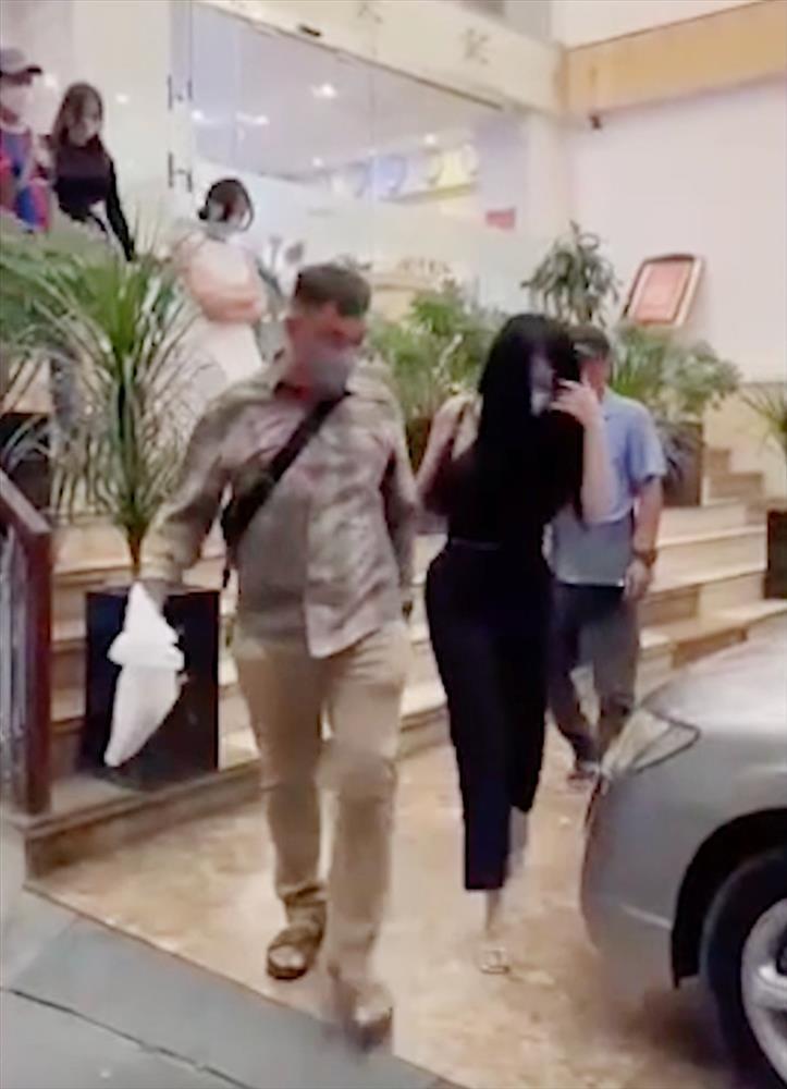 Làm rõ việc các chân dài quảng cáo là tiếp viên hàng không để nâng giá bán dâm-2