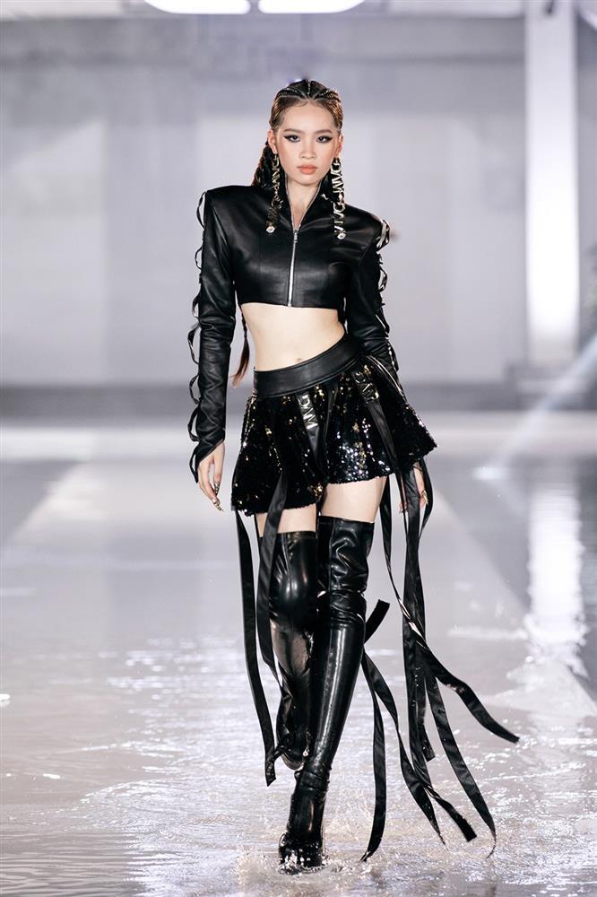 Loạt sao Việt lên đồ táo bạo dự show Võ Hoàng Yến-15