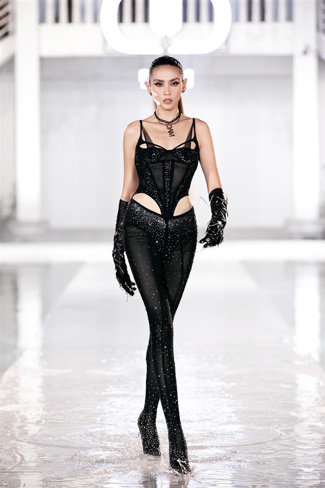 Loạt sao Việt lên đồ táo bạo dự show Võ Hoàng Yến-22