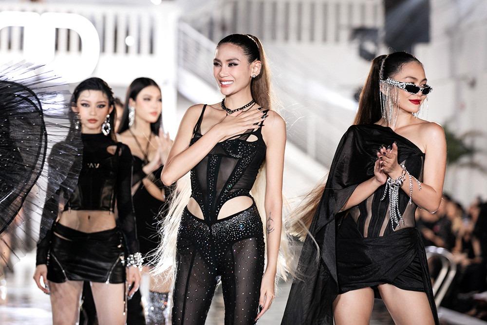 Loạt sao Việt lên đồ táo bạo dự show Võ Hoàng Yến-24