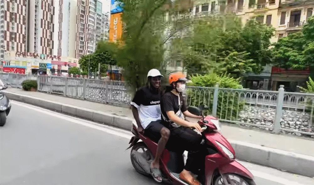 Du khách châu Phi lần đầu du lịch Hà Nội: Ăn hai bát phở gà, húp cạn nước dùng-1