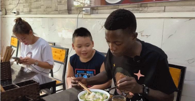 Du khách châu Phi lần đầu du lịch Hà Nội: Ăn hai bát phở gà, húp cạn nước dùng-2