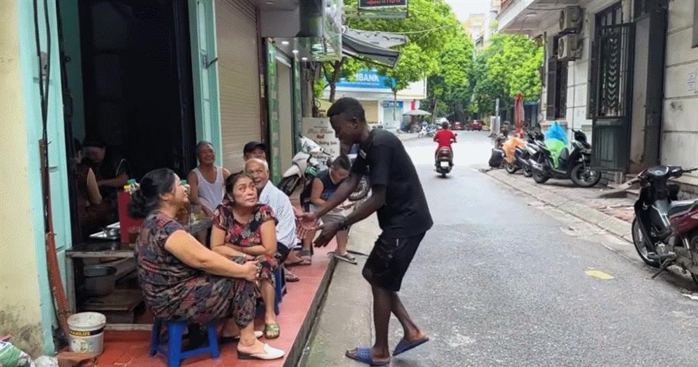 Du khách châu Phi lần đầu du lịch Hà Nội: Ăn hai bát phở gà, húp cạn nước dùng-3