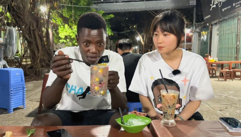 Du khách châu Phi lần đầu du lịch Hà Nội: Ăn hai bát phở gà, húp cạn nước dùng-4