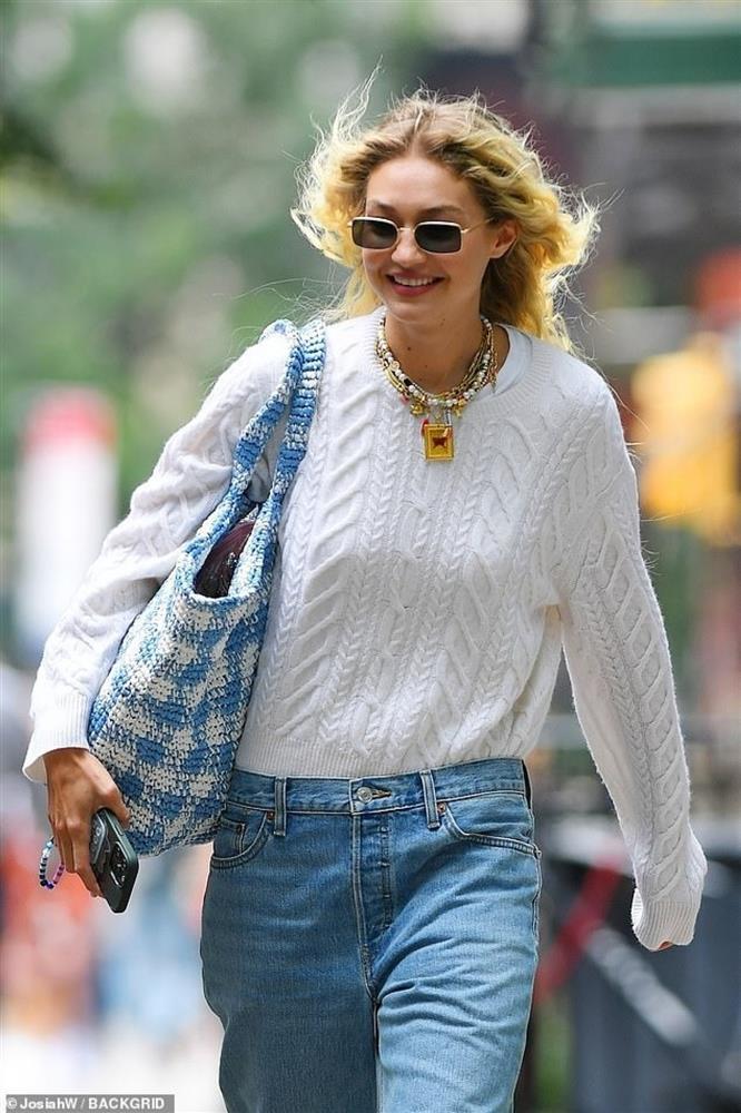 Gigi Hadid xuất hiện giản dị sau bê bối bị bắt vì tàng trữ cần sa-6
