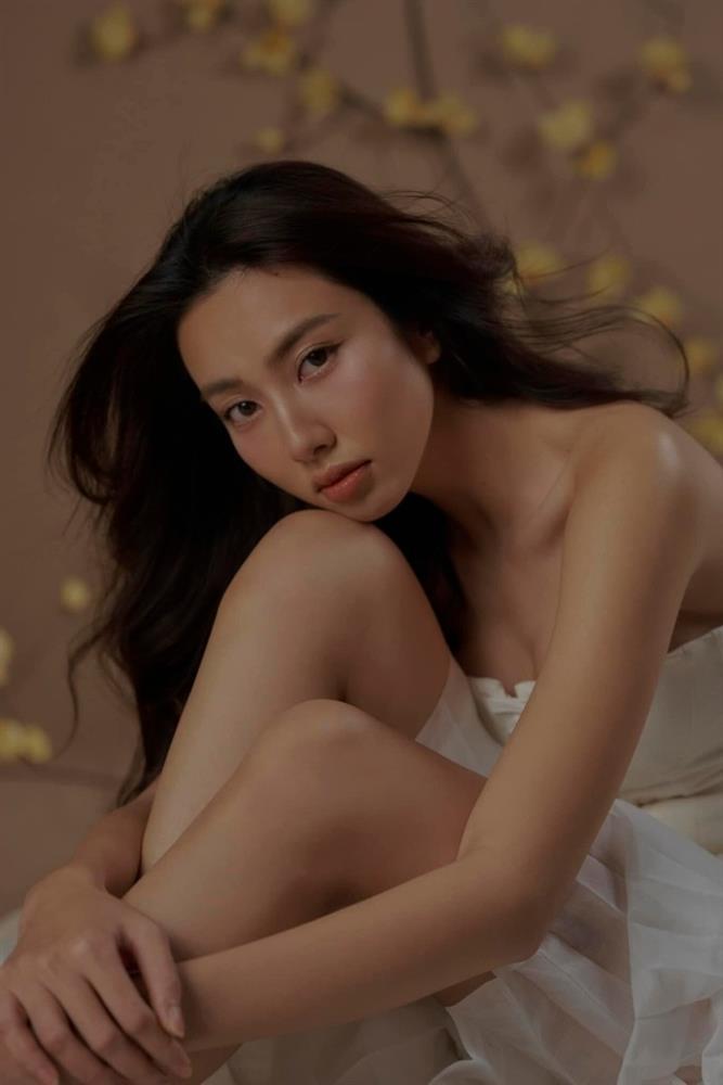 25 tuổi, Hoa hậu Thùy Tiên đã dám khoe các nhược điểm cơ thể-1