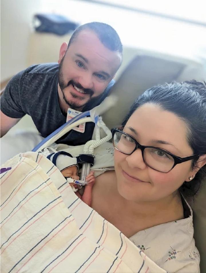 Fan cuồng chuyển dạ tại concert ca sĩ nổi tiếng, phải đi bộ đến bệnh viện sinh con-3