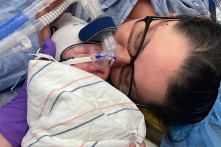 Fan cuồng chuyển dạ tại concert ca sĩ nổi tiếng, phải đi bộ đến bệnh viện sinh con-1