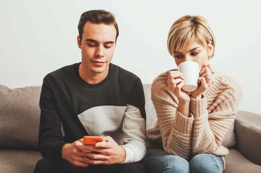 4 dấu hiệu cảnh báo anh ấy đang có hành vi gian dối-1