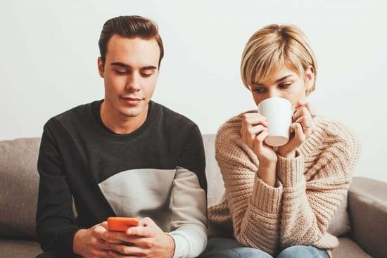 4 dấu hiệu cảnh báo anh ấy đang có hành vi gian dối