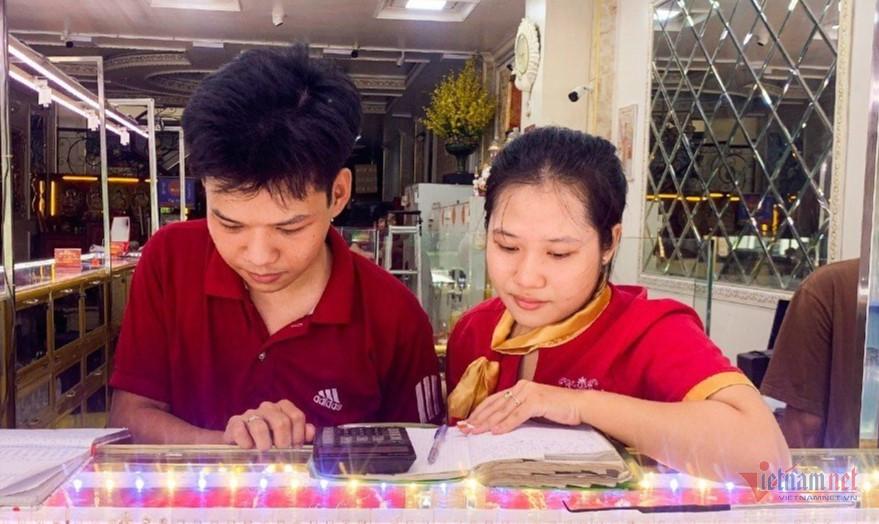 Chủ tiệm vàng kể lại giây phút đối mặt với kẻ cướp-1