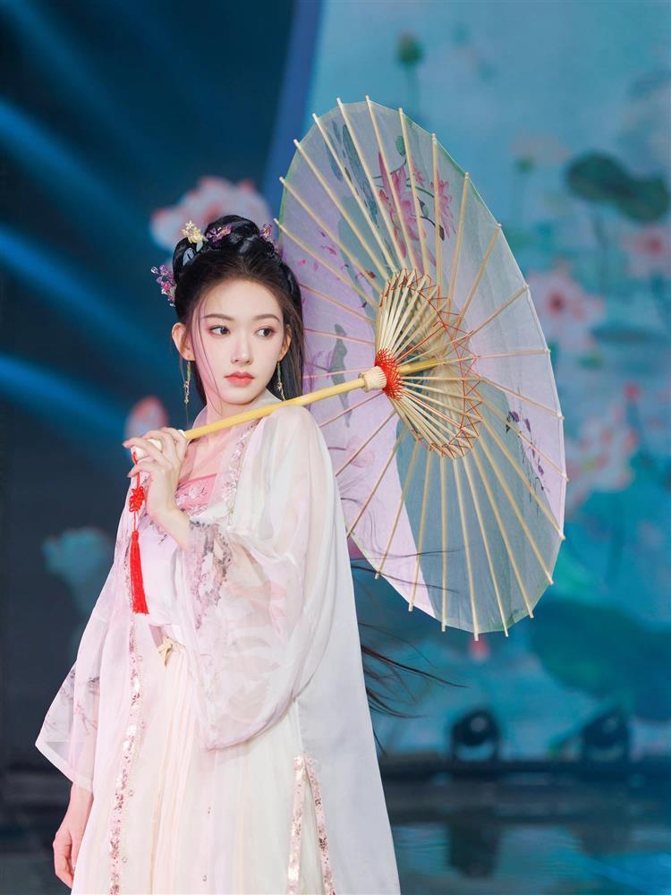 Nhan sắc nữ diễn viên 25 tuổi bị đưa tin là nhân tình của Lương Triều Vỹ-15