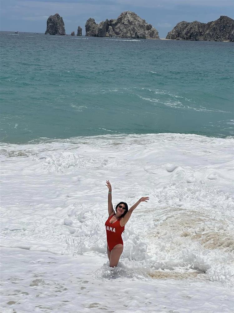 ’Biểu tượng sexy’ Y Phụng 44 tuổi tự tin diện áo tắm dù vóc dáng đẫy đà-1