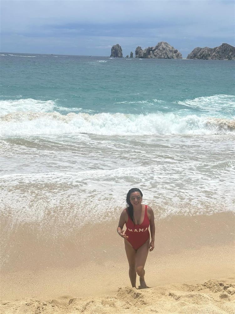 ’Biểu tượng sexy’ Y Phụng 44 tuổi tự tin diện áo tắm dù vóc dáng đẫy đà-2