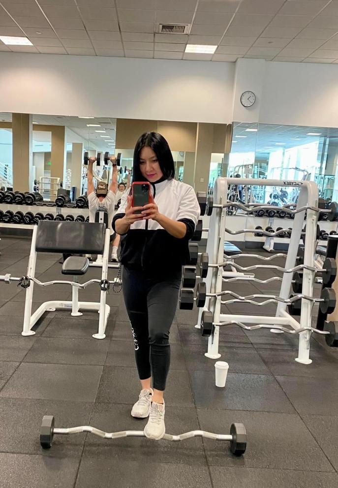 ’Biểu tượng sexy’ Y Phụng 44 tuổi tự tin diện áo tắm dù vóc dáng đẫy đà-13