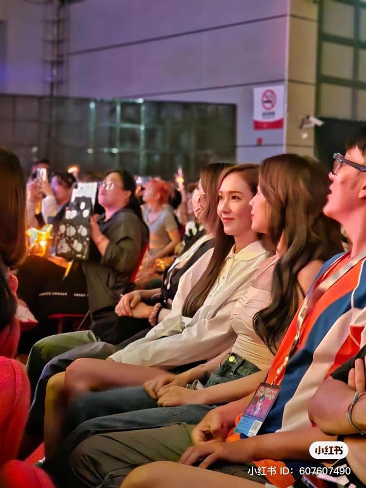 Chi Pu ngồi cạnh Jessica xem hoà nhạc của Amber Liu-1