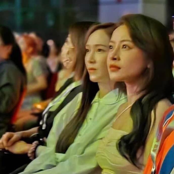 Chi Pu ngồi cạnh Jessica xem hoà nhạc của Amber Liu-2