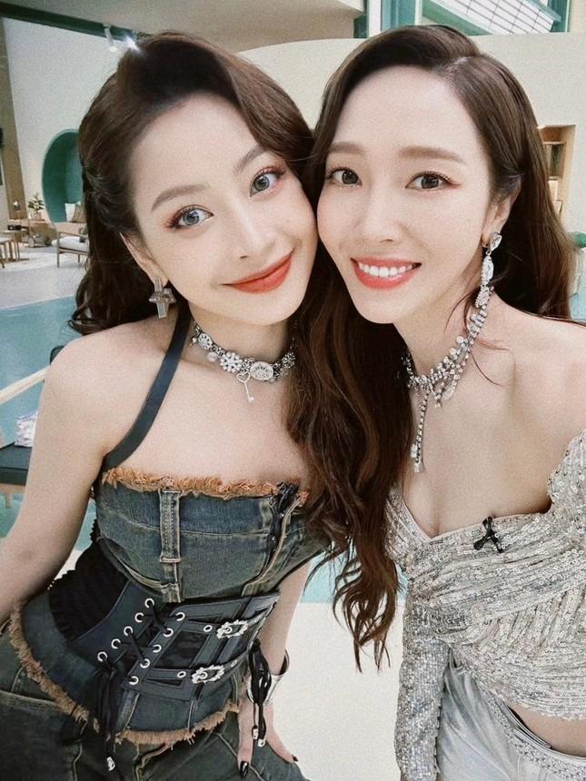 Chi Pu ngồi cạnh Jessica xem hoà nhạc của Amber Liu-4