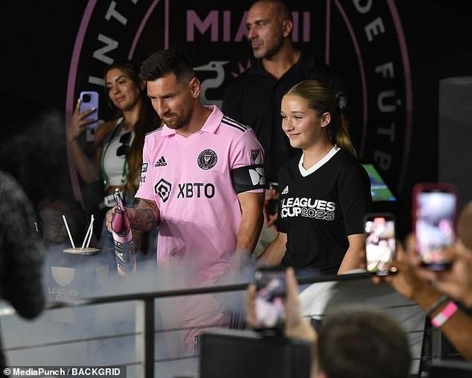 Hộ tống Messi ra sân, cô út Harper Beckham được cha khen ngợi hết lời-1