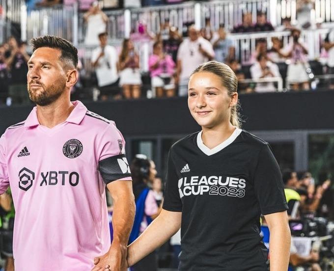 Hộ tống Messi ra sân, cô út Harper Beckham được cha khen ngợi hết lời-2