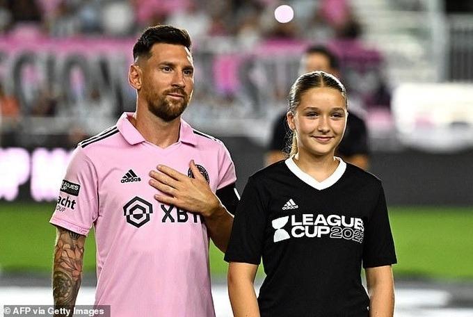 Hộ tống Messi ra sân, cô út Harper Beckham được cha khen ngợi hết lời-3