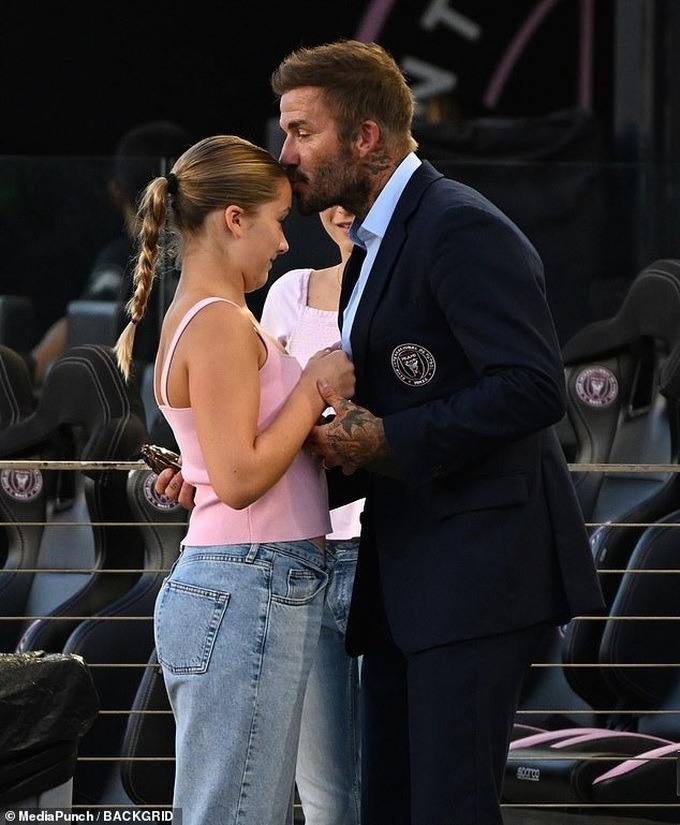 Hộ tống Messi ra sân, cô út Harper Beckham được cha khen ngợi hết lời-4