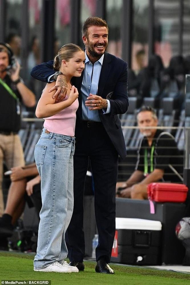 Hộ tống Messi ra sân, cô út Harper Beckham được cha khen ngợi hết lời-5
