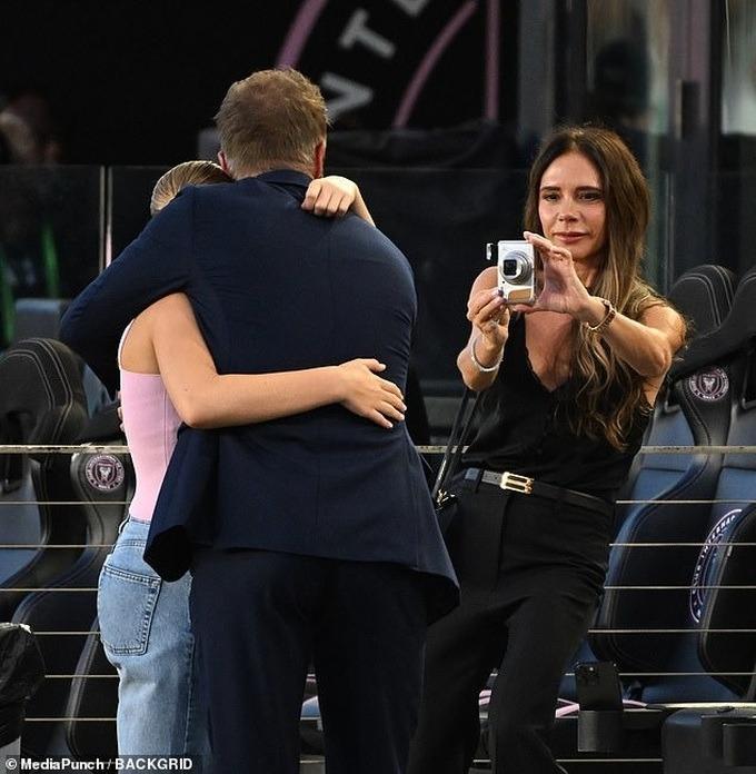 Hộ tống Messi ra sân, cô út Harper Beckham được cha khen ngợi hết lời-6