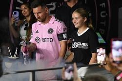 Hộ tống Messi ra sân, cô út Harper Beckham được cha khen ngợi hết lời