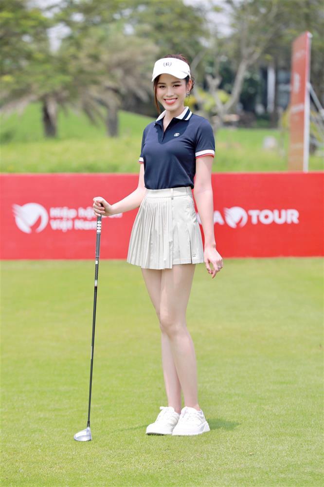 Hoa hậu Đỗ Thị Hà - Thanh Thủy đọ dáng trên sân golf-4