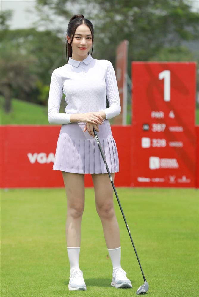 Hoa hậu Đỗ Thị Hà - Thanh Thủy đọ dáng trên sân golf-5