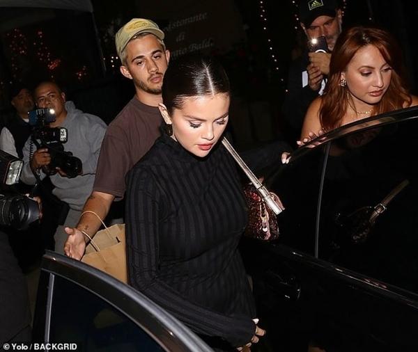 Selena Gomez hẹn hò cùng bạn thân hiến thận cho mình sau tin đồn nghỉ chơi-5