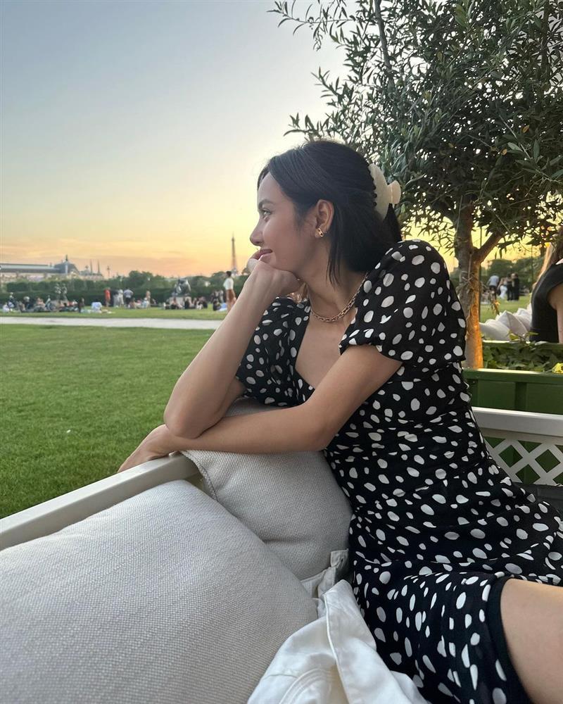 Có một Lisa siêu điệu với đam mê váy hoa, tủ đồ có đủ kiểu dáng cho chị em học theo-2