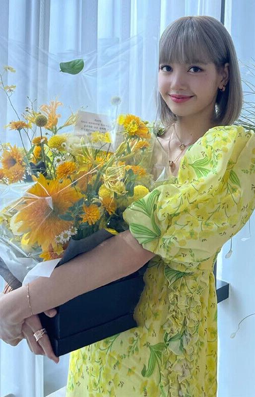 Có một Lisa siêu điệu với đam mê váy hoa, tủ đồ có đủ kiểu dáng cho chị em học theo-3