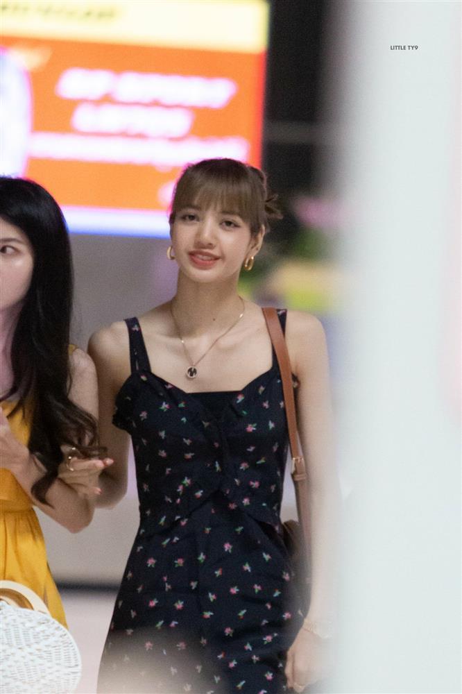 Có một Lisa siêu điệu với đam mê váy hoa, tủ đồ có đủ kiểu dáng cho chị em học theo-8