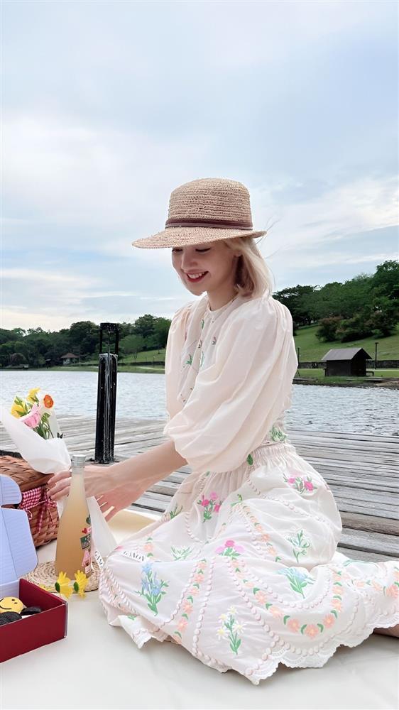 Có một Lisa siêu điệu với đam mê váy hoa, tủ đồ có đủ kiểu dáng cho chị em học theo-9