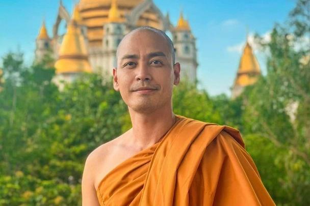 Hai con trai MC Phan Anh khóc, phản ứng mạnh khi bố xuống tóc, xuất gia-3