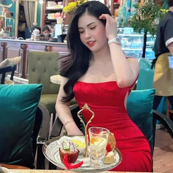 Vợ cũ Việt Anh: Vóc dáng nuột nà, làn da trắng nõn được ví giống Ngọc Trinh-1