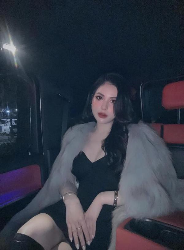 Vợ cũ Việt Anh: Vóc dáng nuột nà, làn da trắng nõn được ví giống Ngọc Trinh-4