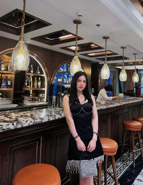 Vợ cũ Việt Anh: Vóc dáng nuột nà, làn da trắng nõn được ví giống Ngọc Trinh-6