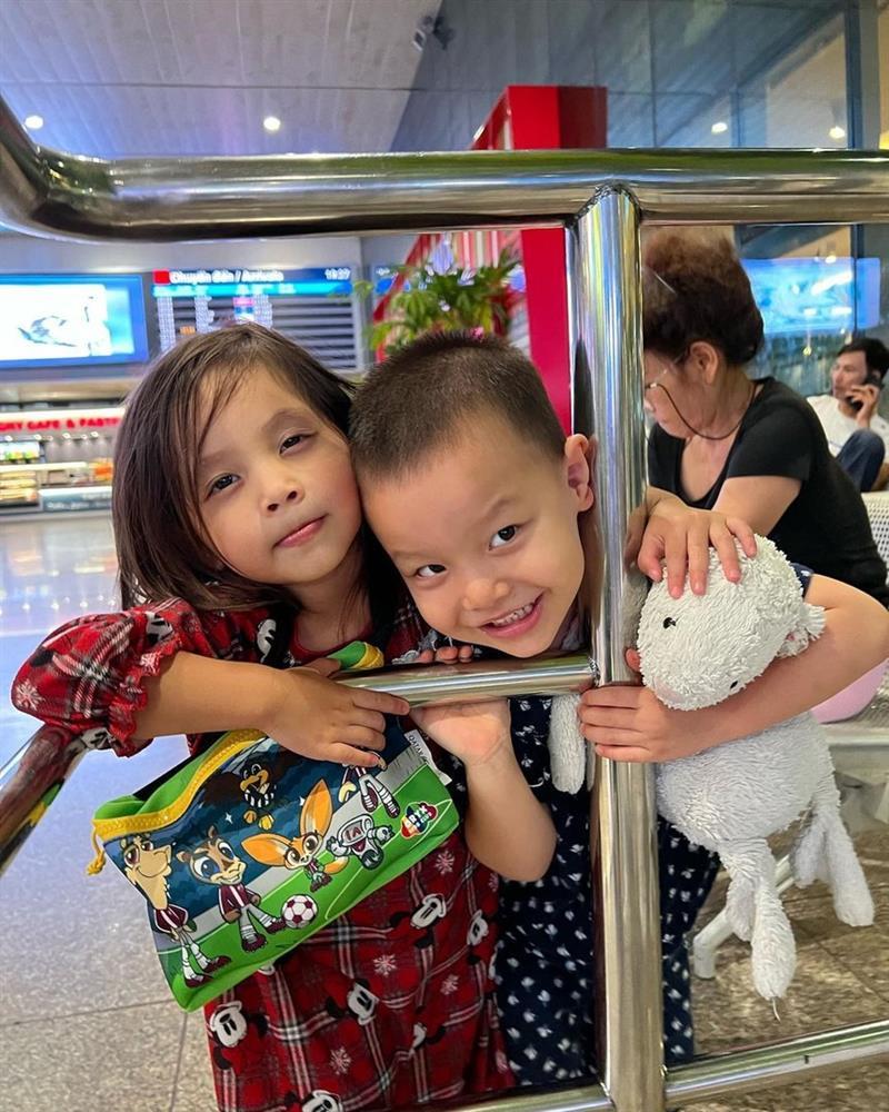 Cuộc hội thoại hài hước của Lisa - Leon khi đón mẹ Hà Hồ ở sân bay-2