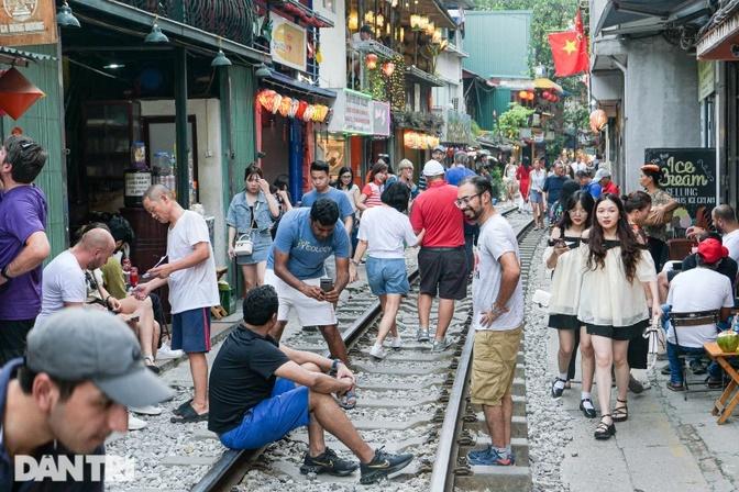 Xóm cà phê đường tàu đông như chưa từng có lệnh cấm, quán xá tấp nập-2