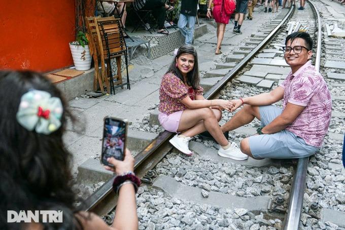 Xóm cà phê đường tàu đông như chưa từng có lệnh cấm, quán xá tấp nập-3