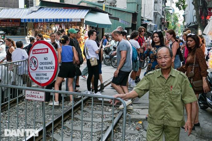 Xóm cà phê đường tàu đông như chưa từng có lệnh cấm, quán xá tấp nập-4