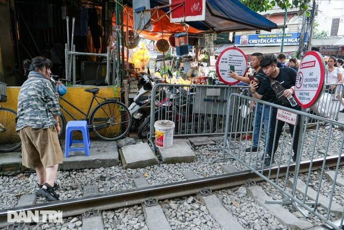 Xóm cà phê đường tàu đông như chưa từng có lệnh cấm, quán xá tấp nập-5