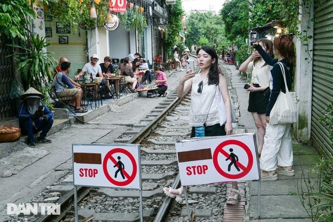 Xóm cà phê đường tàu đông như chưa từng có lệnh cấm, quán xá tấp nập-7