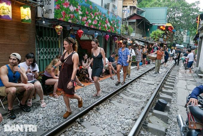 Xóm cà phê đường tàu đông như chưa từng có lệnh cấm, quán xá tấp nập-8