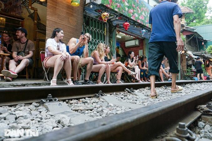 Xóm cà phê đường tàu đông như chưa từng có lệnh cấm, quán xá tấp nập-9