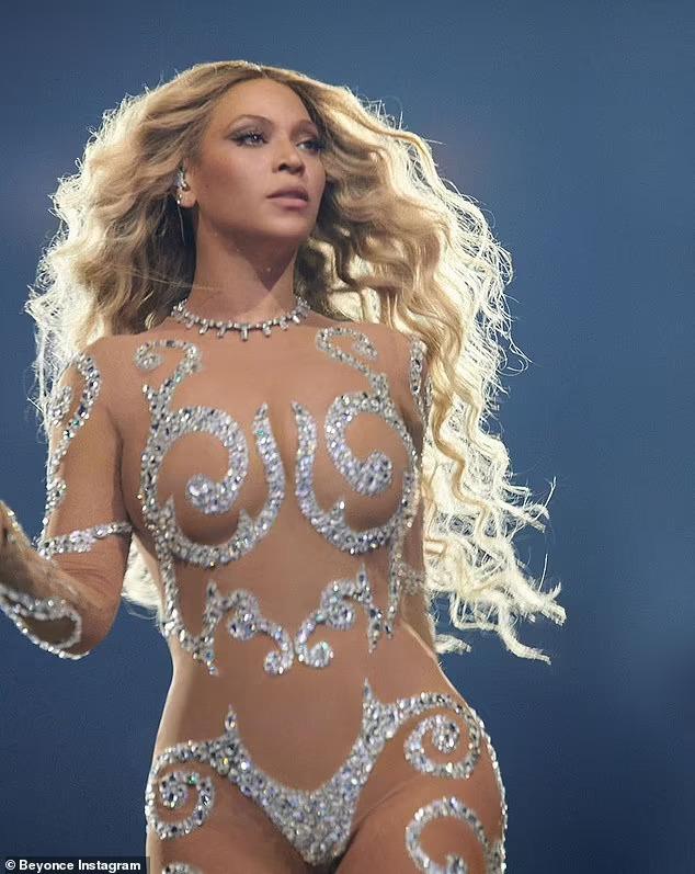 Ong chúa Beyoncé mặc như không trên sân khấu-1