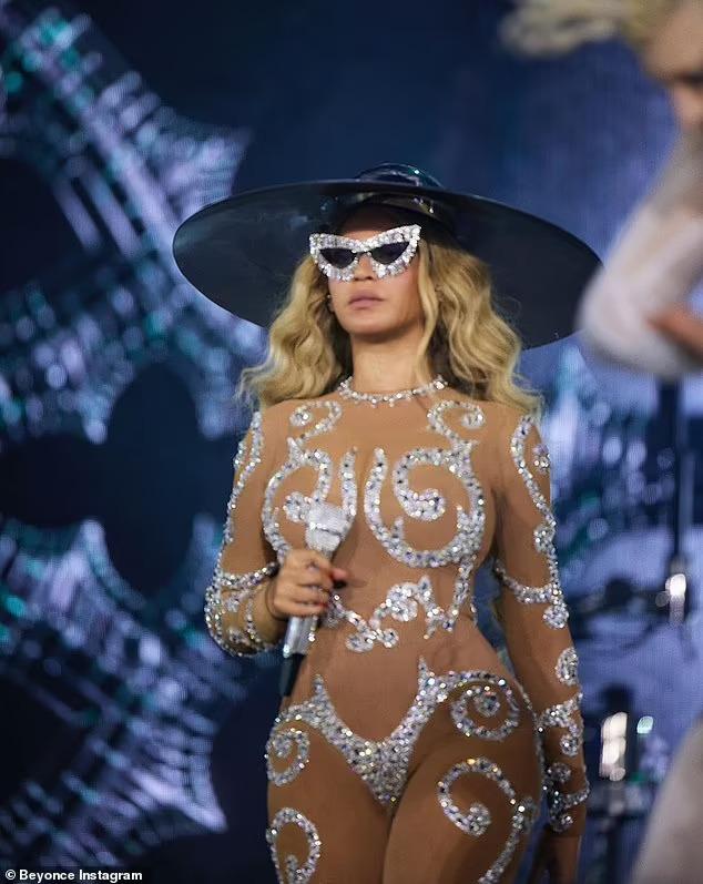 Ong chúa Beyoncé mặc như không trên sân khấu-2